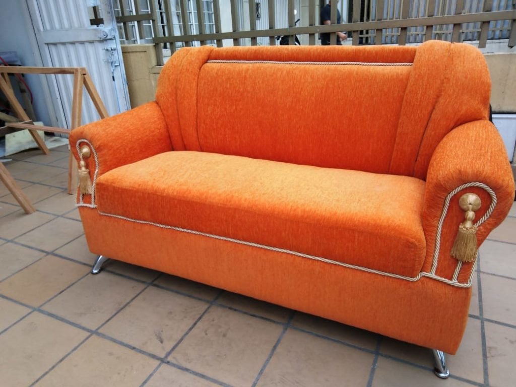 Sofá de dos puestos retapizado en chenille naranja en Cali