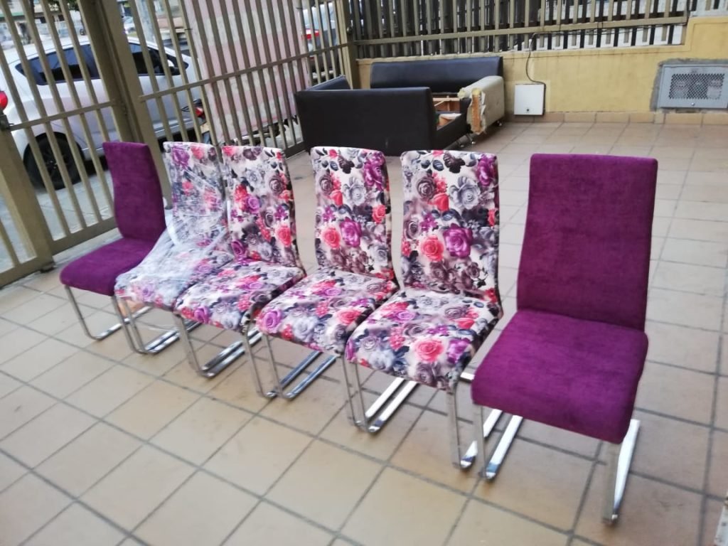 Tapizar sillas de comedor en Cali: sillas con tela floral y morada
