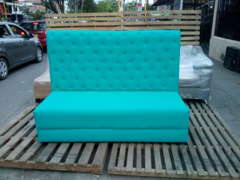 Sofá tipo booth capitoneado retapizado para restaurante en Cali